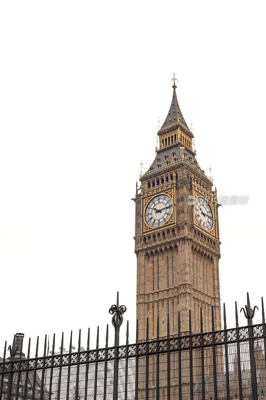 带有尖尖尖钉的铁栅栏包围着英国国会大厦和大本钟钟楼