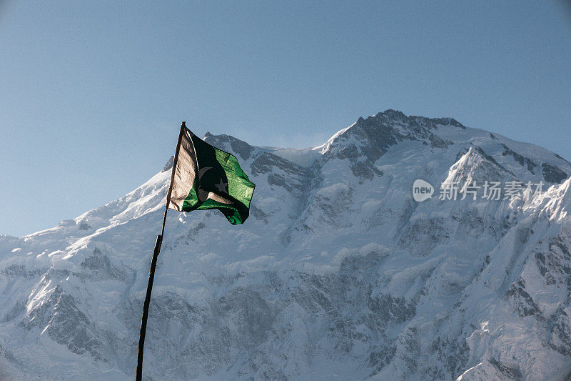 南迦帕尔巴特山背景上的巴基斯坦国旗