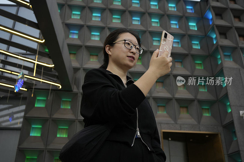 亚洲女性在街上使用手机