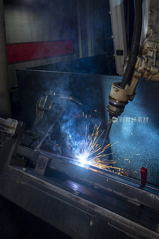 工业焊接机器人。编码焊接的机器人正在工作。数字化生产运营。4.0行业