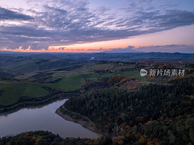 日落时美丽的托斯卡纳风景