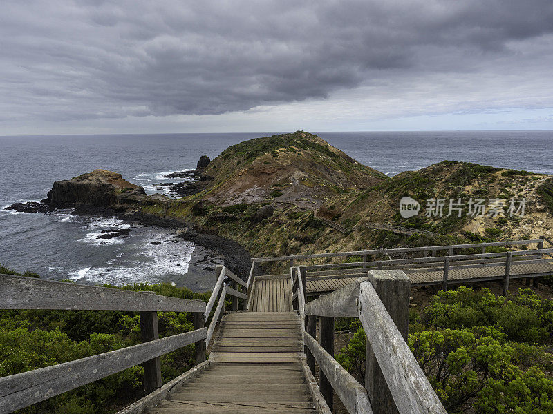 岩石海岸线上的木板路