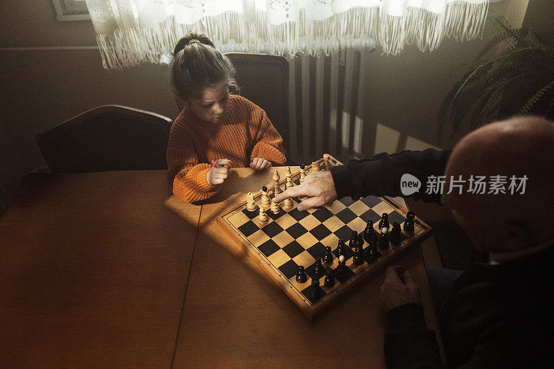 女孩正在学习下象棋