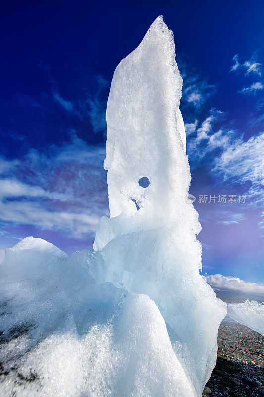 冰岛Jokulsarlon海滩上的垂直冰山。