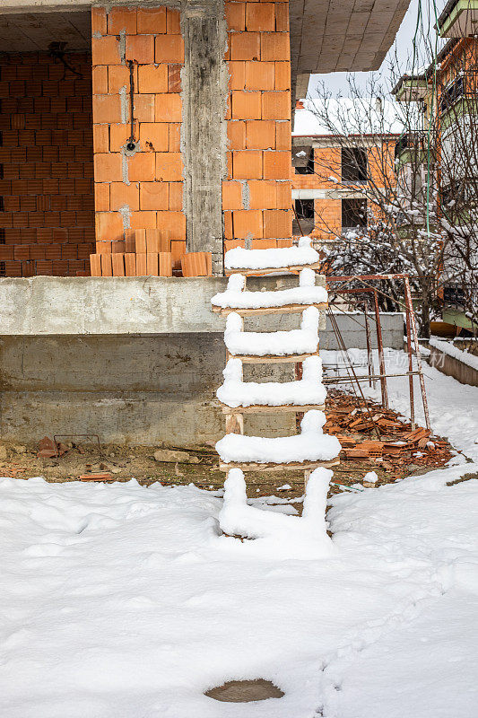 木楼梯及在建建筑。