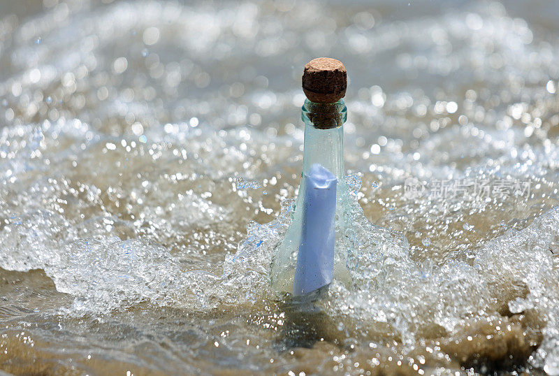 装有秘密信息的沙滩瓶和海浪