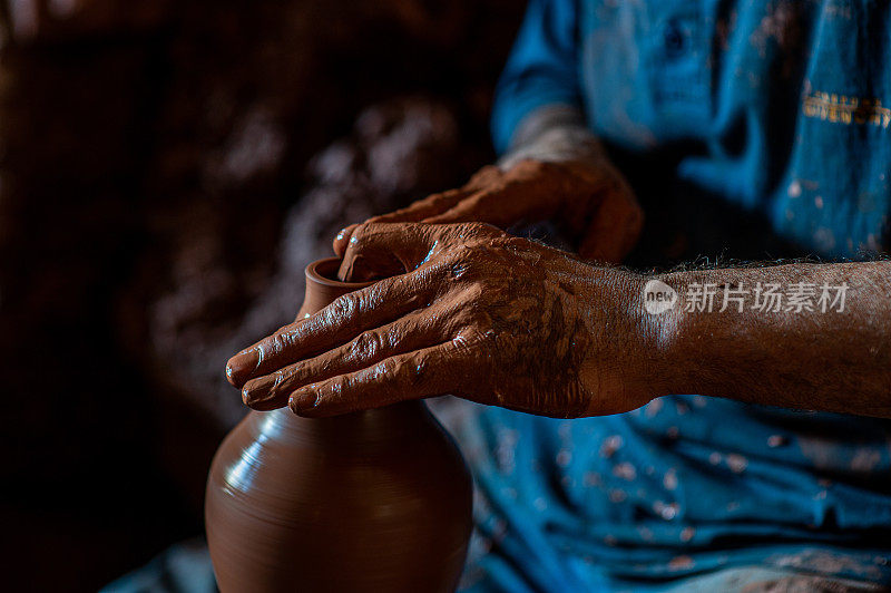 陶土大师用手指塑造花瓶的边缘
