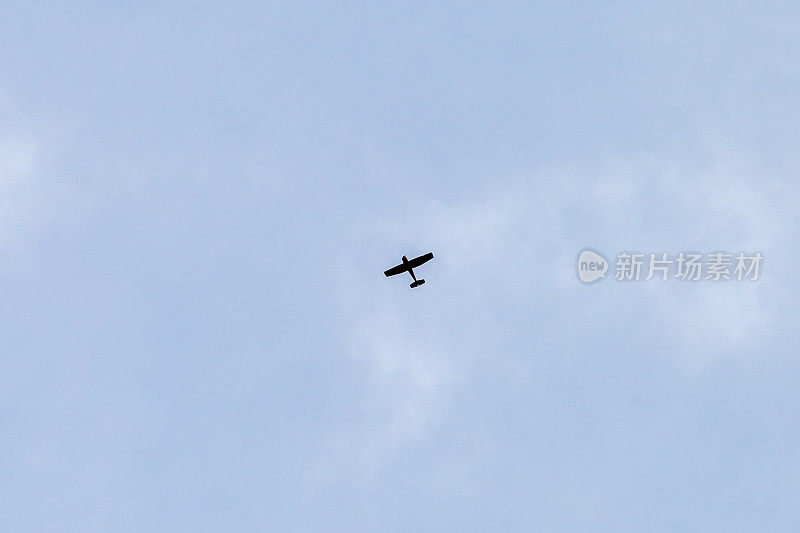 轻型单发飞机在蓝天上飞行