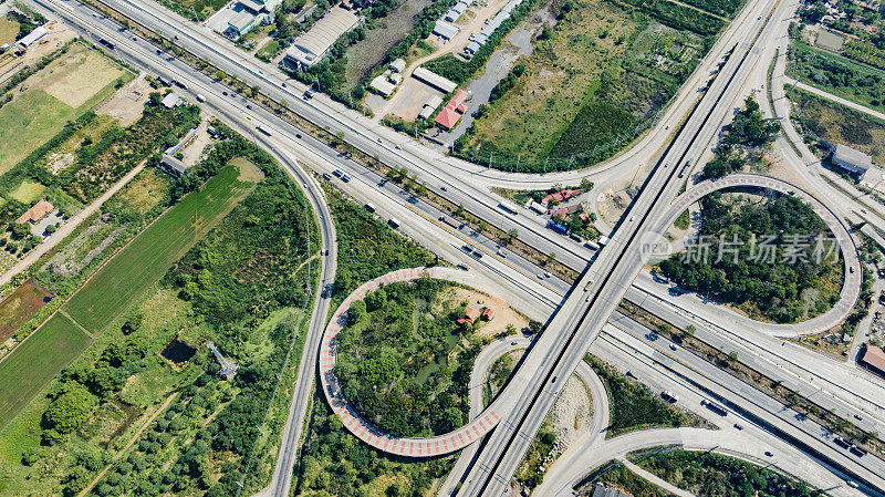 大型公路立交鸟瞰图。