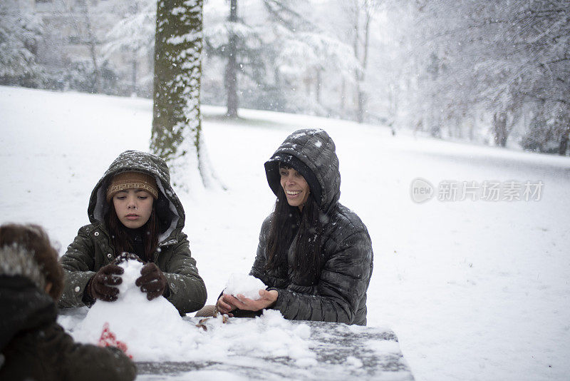 母女俩在玩雪