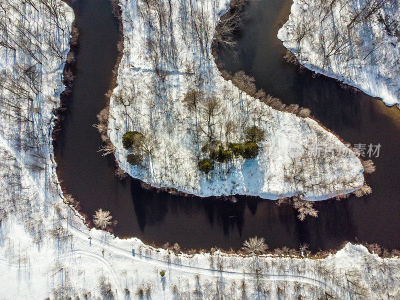 圣查尔斯河冬季的鸟瞰图