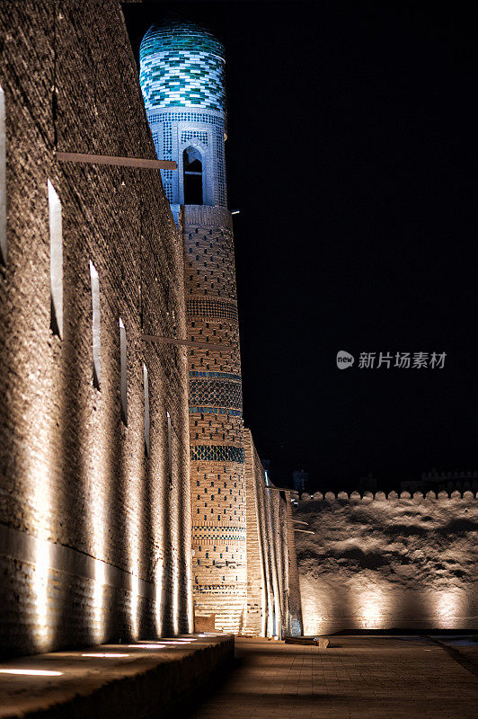 乌兹别克斯坦夜晚的希瓦墙。