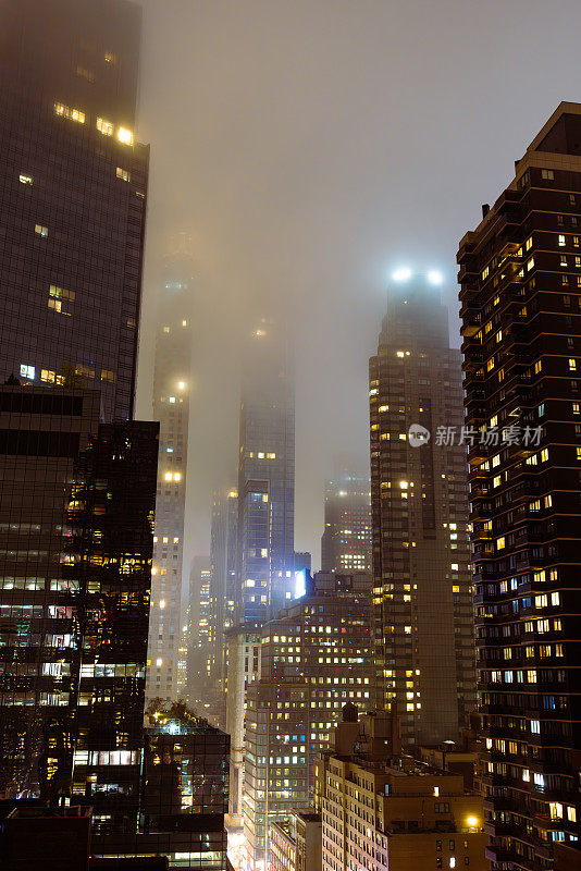 曼哈顿摩天大楼的夜景