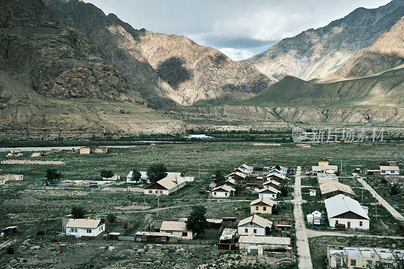 废弃小镇Enylchek在天山山脉，高角度视图