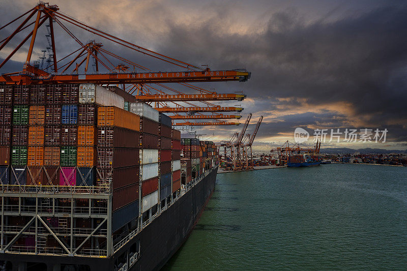 集装箱货轮码头、集装箱装卸港、集装箱工业港及集装箱船。