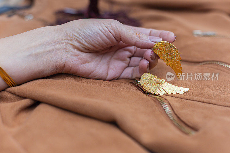 拉丁女人露出她的首饰，她的拉丁女人露出她的首饰