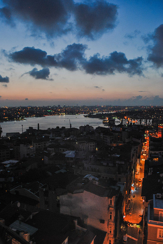 傍晚，从加拉塔塔顶俯瞰伊斯坦布尔