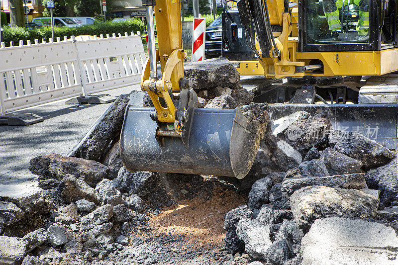 道路工程-挖掘机撕裂道路