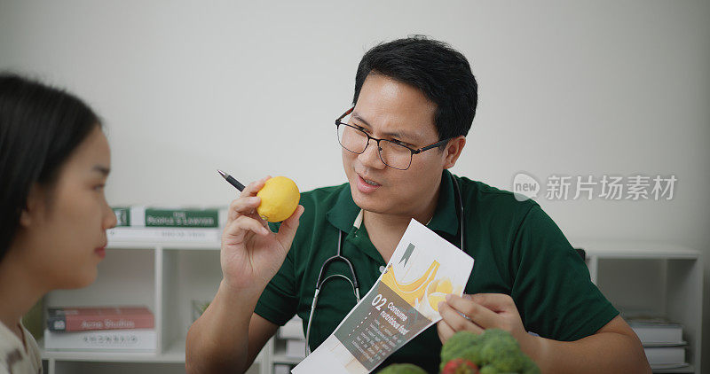 专业营养师亚洲男子咨询年轻女子在诊所或医院