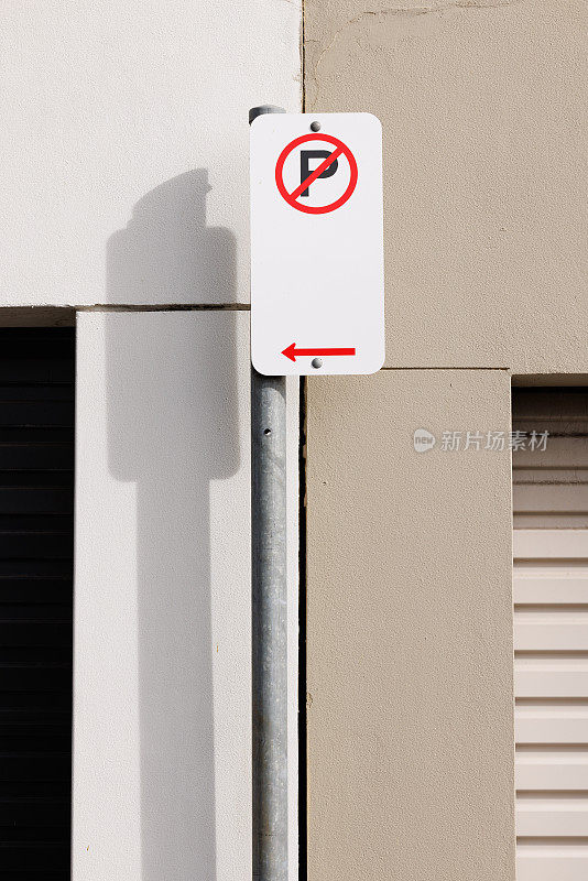 金属杆上不准有停车标志