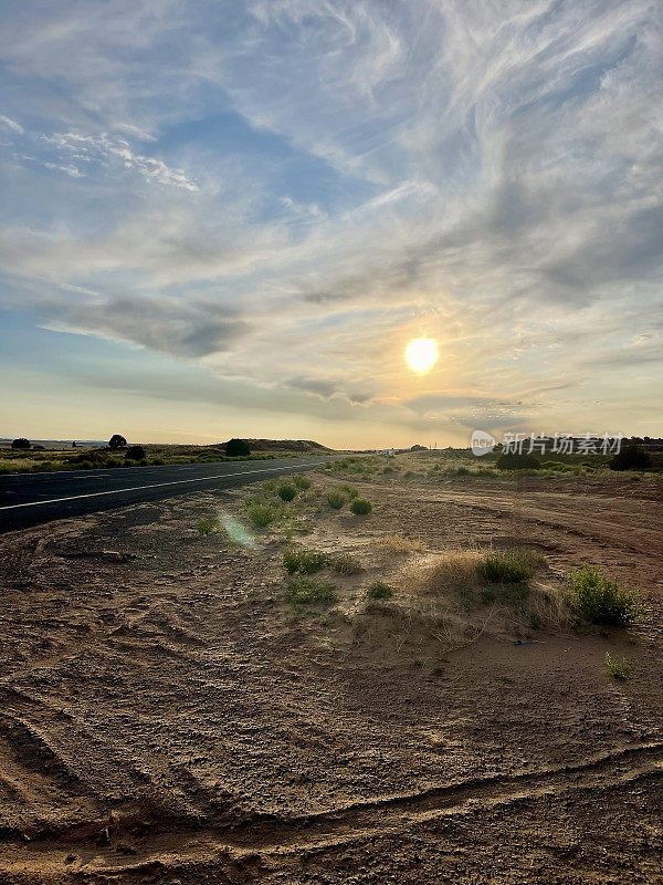 荒凉的公路上的沙漠日出