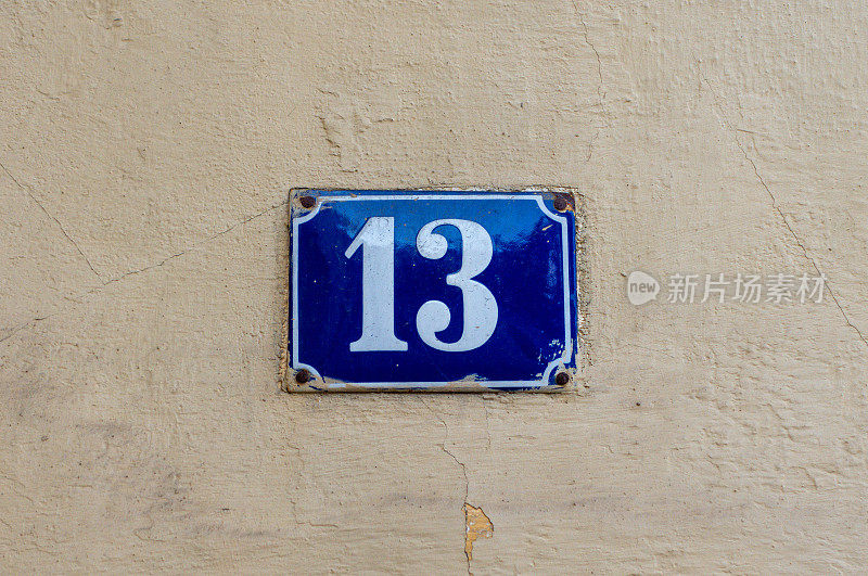 房子地址——13号，写在一个蓝色的珐琅标牌上