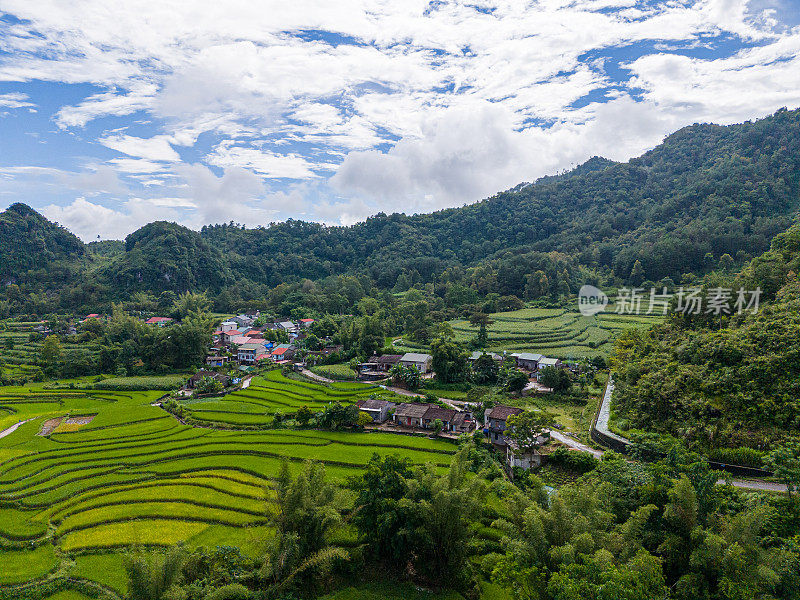 越南曹邦，中庆，码头顺河的空中景观，绿色的稻田和质朴的土著房屋