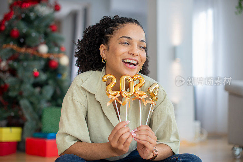 快乐女人庆祝圣诞节