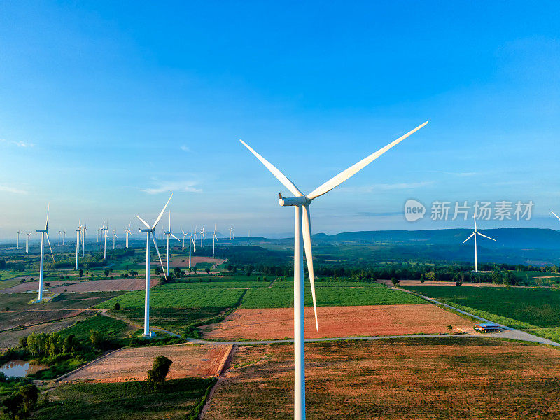 在这令人惊叹的风力涡轮机景观中体验科技与自然的动态协同作用。可再生能源的力量，这些时尚的现代涡轮机利用壮观的天空产生清洁的电力。