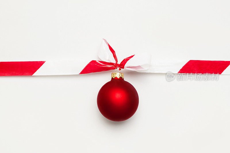 冠状病毒2019-nCoV期间2021年新年和圣诞节的概念。红球和禁止带在浅色背景上平铺顶视图。呆在家里。假期隔离。禁止假日