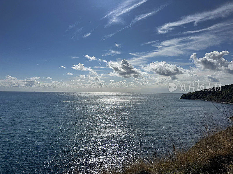 阳光反射在多云的英吉利海峡，侏罗纪海岸，英格兰南部