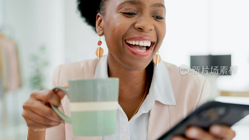 笑，快乐，黑人女性在办公室用手机在社交媒体上，在咖啡休息时间发短信或表情包。智能手机，漫画或非洲女企业家与茶在线与搞笑，聊天或gif通信