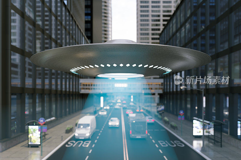 UFO通过建筑物盘旋在城市上空的特写镜头