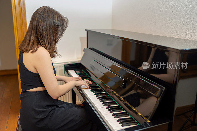 年轻女子正在弹钢琴