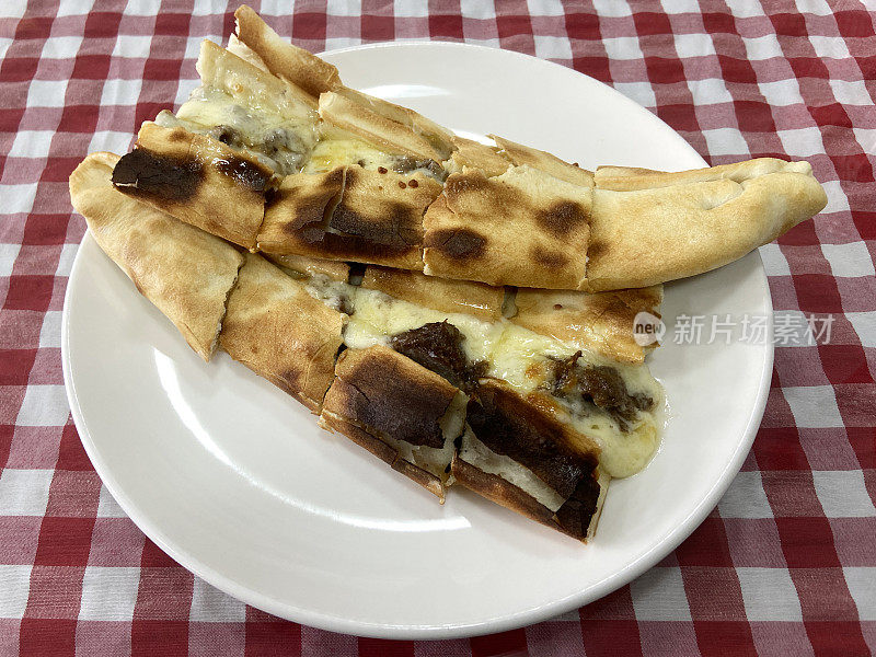 土耳其皮塔饼，餐馆桌子上的土耳其馅饼