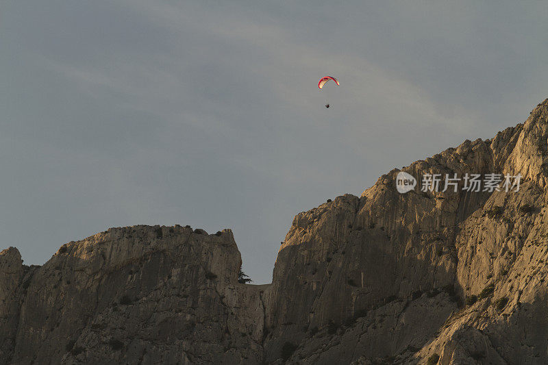 圣维多利亚山，滑翔伞