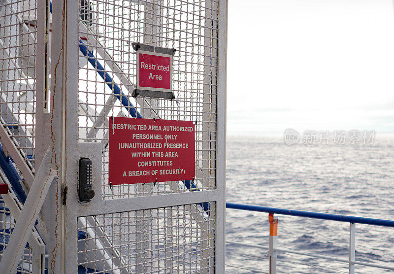 船舶金属门上限制区警告标志水平特写，海洋背景，无人，白天