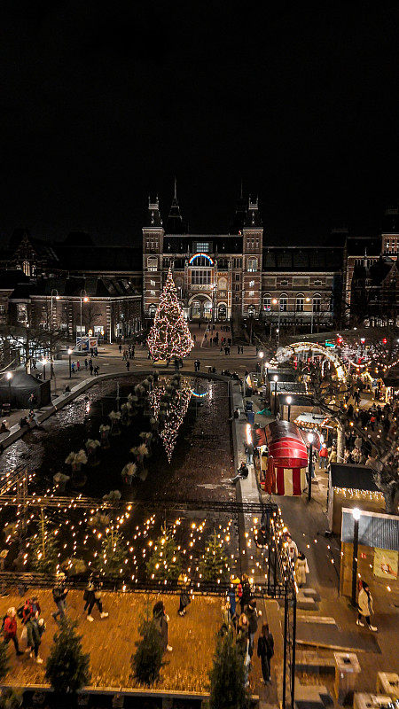 阿姆斯特丹圣诞市场鸟瞰图，人们在圣诞市场购物，圣诞市场有圣诞装饰和圣诞树，欧洲的圣诞节，荷兰圣诞市场鸟瞰图