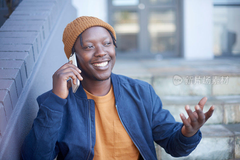 说话，楼梯或快乐的黑人在电话里打听新闻或听着放松带着微笑在城市。聊天，人说话或非洲学生在户外联网的谈话进行交流