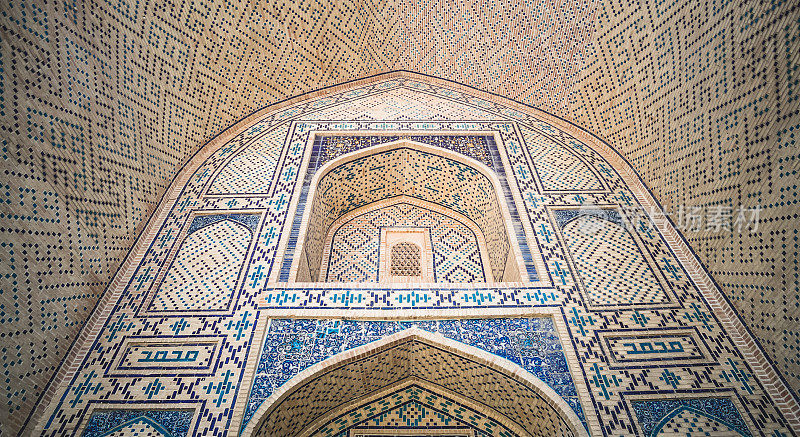 乌兹别克布哈拉古城的马赛克砖砌伊斯兰学校的立面元素，东方风格的建筑，带有图案和装饰的清真寺立面