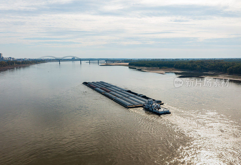 2023年10月，大型驳船在孟菲斯桥下航行
