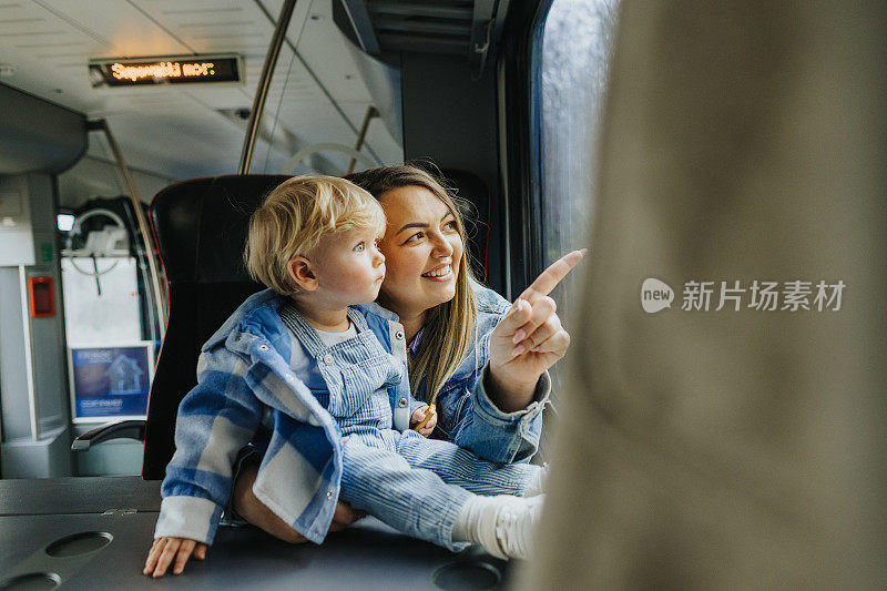 年轻的母亲带着她的男婴乘火车旅行