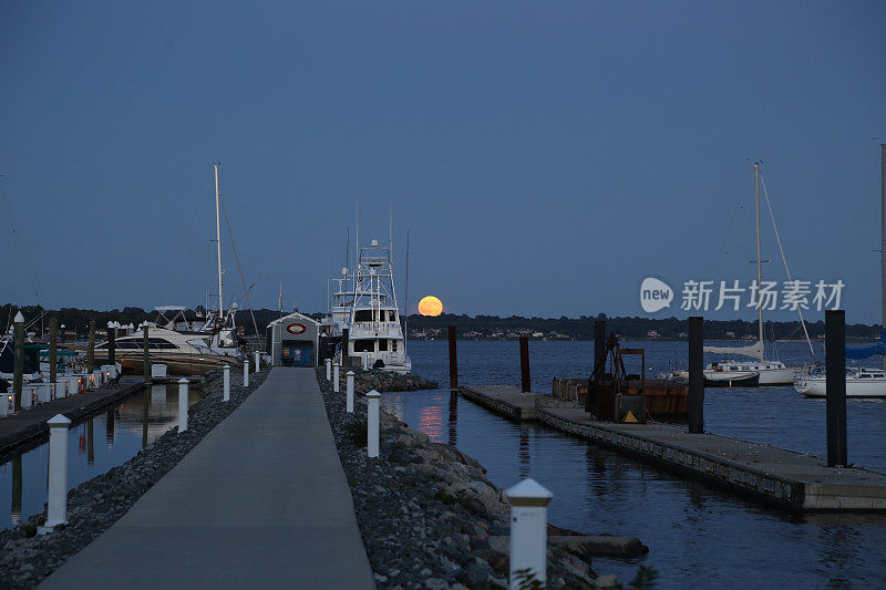 月亮从纳拉甘西特湾的码头升起