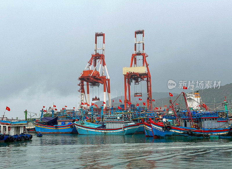 渔民在越南归仁港做准备