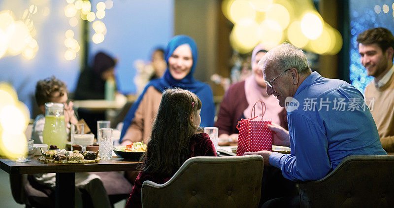 在神圣的斋月期间，祖父母来到他们的子女和孙子孙女在餐馆举行的开斋饭聚会上，带着礼物，分享爱、团结和文化交流的珍贵时刻，他们热切地等待着一起用餐