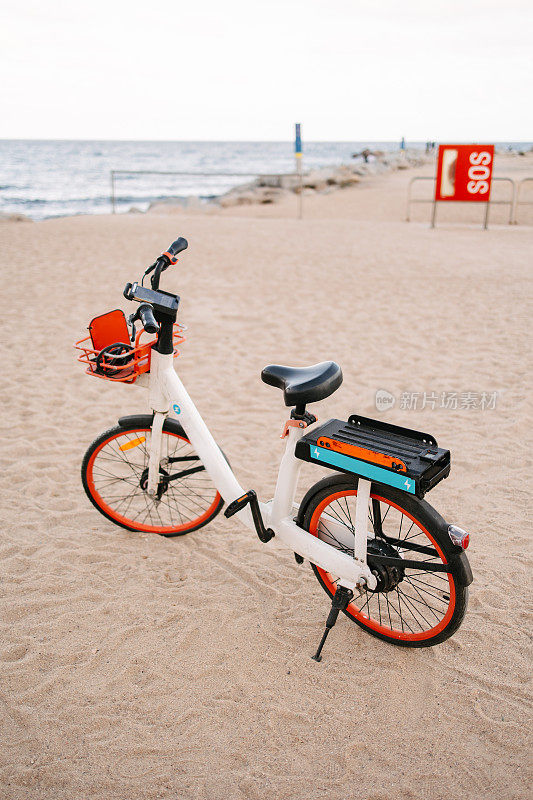 沙滩上的电动自行车