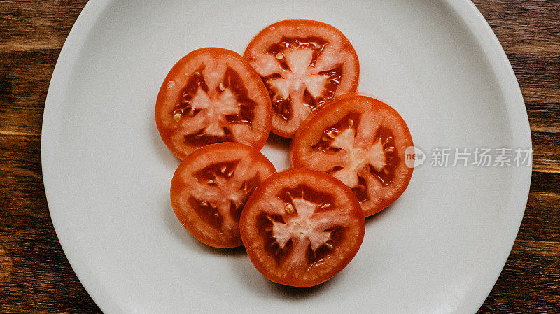 盘子里的番茄片