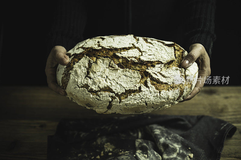 新鲜烘焙的自制“乡村风格”黑麦面包