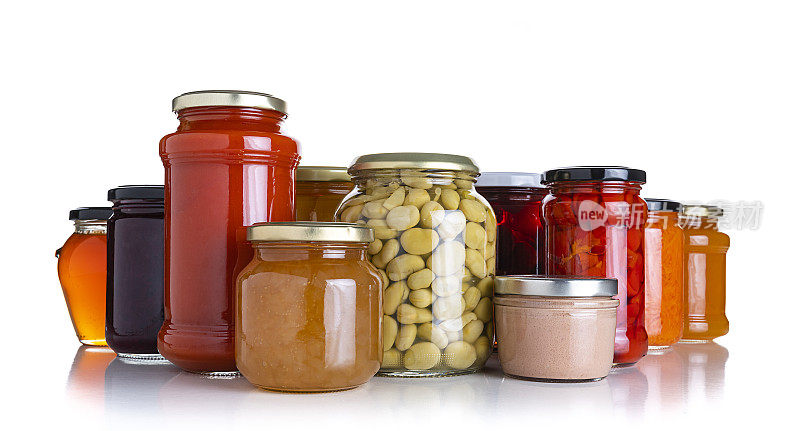 腌食品:白色背景上的玻璃罐