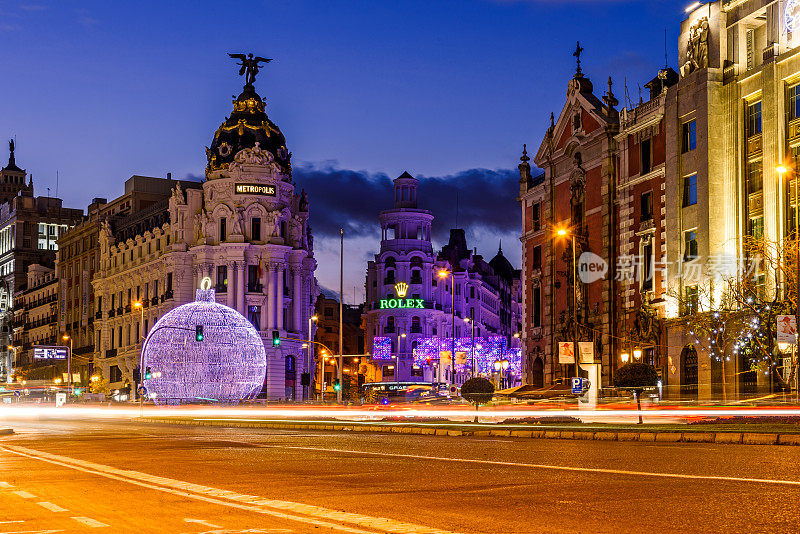 马德里的阿尔卡拉街和格兰维亚街在圣诞节时灯火通明